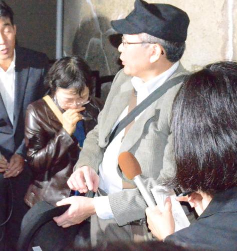 報道陣に対応した父の斎藤充さんと母の美佐緒さん