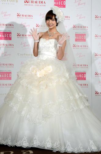 新作ウエディングドレスの発表会に登場した篠田麻里子