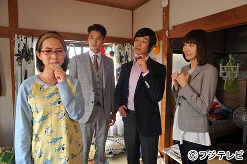 「リーガルハイ」第２話のワンシーン。左から谷村美月、岡田将生、堺雅人、新垣結衣