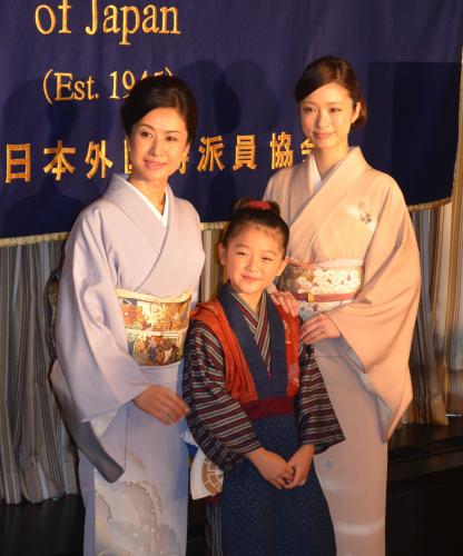 東京・有楽町の日本外国特派員協会で映画「おしん」の会見を行った（左から）小林綾子、濱田ここね、上戸彩