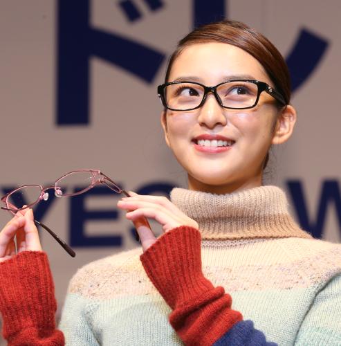 日本メガネベストドレッサー賞で特別賞を受賞し笑顔を見せる武井咲