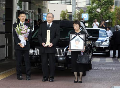 【画像・写真】やっくん　近親者が最後の別れ　バンドメンバーはサイトに追悼