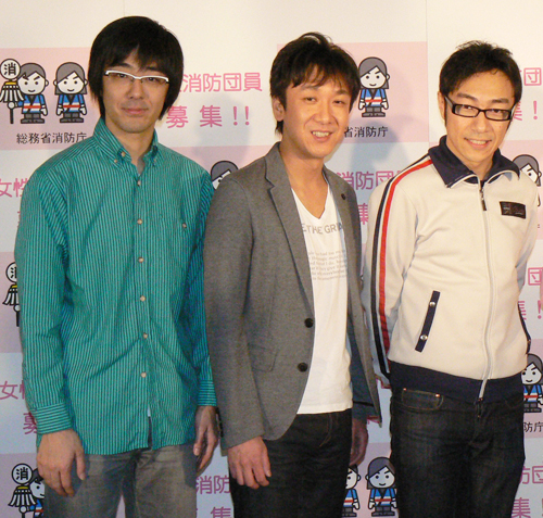 再婚を発表した「東京０３」の角田晃広（右）。左は豊本明長、中央は飯塚悟志