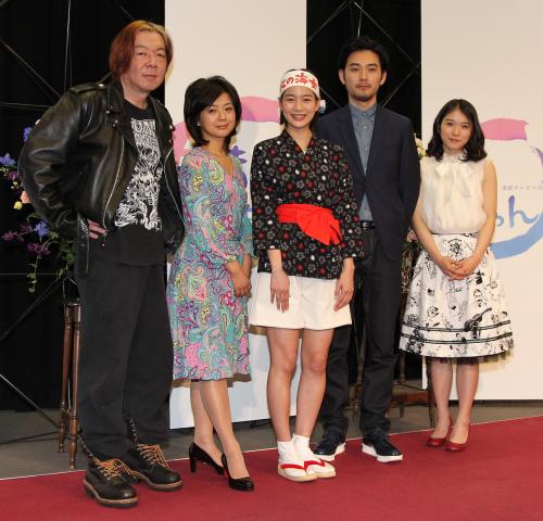 ＮＫＨ連続テレビ小説「あまちゃん」出演者発表（左から）古田新太、薬師丸ひろ子、能年玲奈、松田龍平