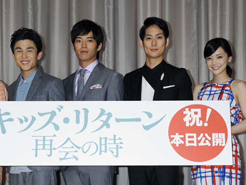 登壇した（左から）中尾明慶、三浦貴大、平岡祐太、倉科カナ