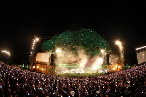 富士急ハイランドの野外特設ステージで開かれた４人組バンド「ＳＥＫＡＩ　ＮＯ　ＯＷＡＲＩ」のライブ。ステージ上に特製の約３０メートルの巨大樹のセットが置かれた
