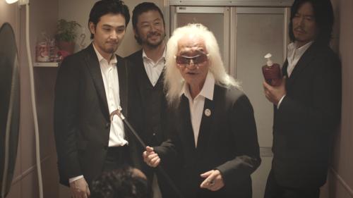 「リガオス」のＣＭで（後列左から）松田龍平、浅野忠信、豊川悦司と共演する内田裕也