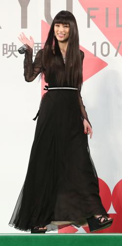 【画像・写真】黒ドレス　セクシー栗山千明が安倍首相エスコート