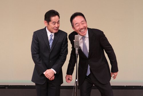 ツアー初日、漫才で爆笑を誘った中田カウス（右）・ボタン
