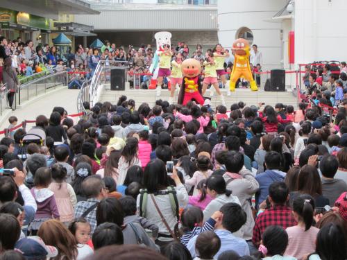 「横浜アンパンマンこどもミュージアム＆モール」は、親子連れらで大混雑