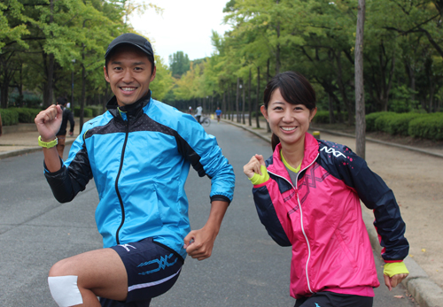 大阪マラソンに向け、最終合同練習を行ったＭＢＳの山中真アナ（左）と豊崎由里絵アナ