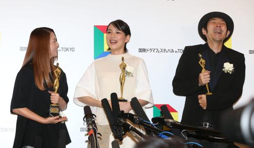 授賞の喜びを語る「あまちゃん」の（左から）小泉今日子、能年玲奈、宮藤官九郎