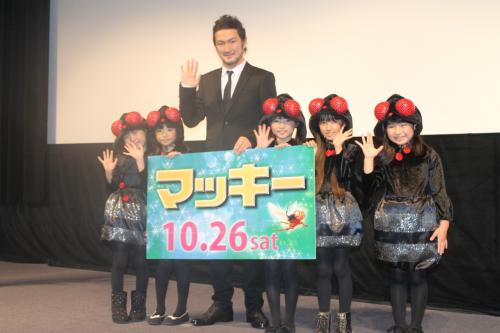 映画「マッキー」日本語吹き替え版完成披露試写会に出席した中村獅童と登場するハエの格好をした少女たち