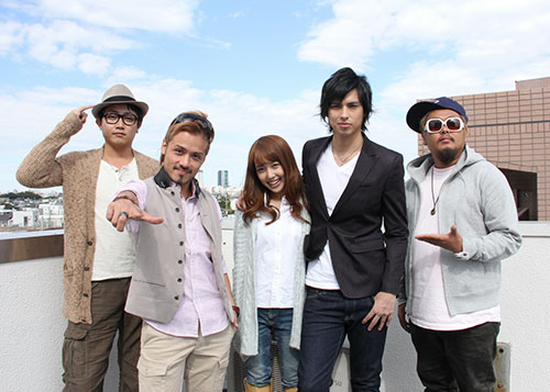 男性３人組「クリフエッジ」と、新曲ミュージックビデオに出演した元ＡＫＢ４８の川崎希（右）と夫のアレクサンダー