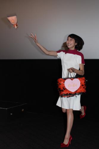 映画「潔く柔く」初日舞台あいさつで観客にハロウィーンのお菓子を投げ入れる長澤まさみ