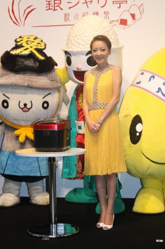 イベントで米どころのゆるキャラに囲まれ笑顔の西川史子
