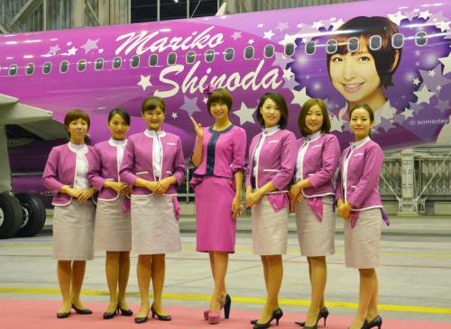【画像・写真】マリコ様　ＣＡ姿で「おもてなし」　ピーチ、関西―成田線就航