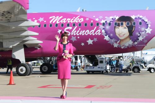 成田空港に到着した「ＭＡＲＩＫＯ　ＪＥＴ」を背に記念撮影する篠田麻里子