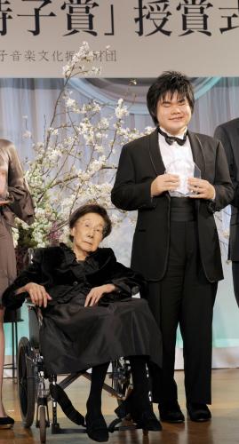 ２０１０年４月、第１回岩谷時子賞を受賞した辻井伸行さん（右）と岩谷時子さん