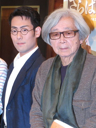 舞台「さらば八月の大地」の会見に出席した中村勘九郎（左）と演出の山田洋次監督