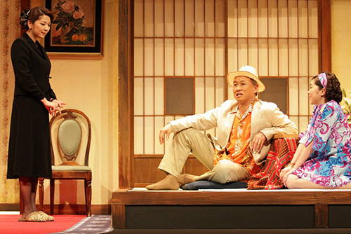舞台「ブラザーブラザー」出演の西村雅彦（中央）と飯島直子（左）（撮影：田中亜紀）