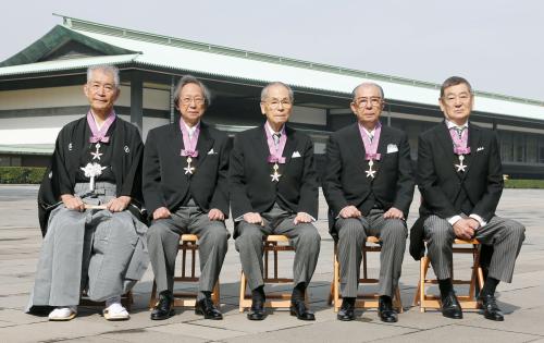 文化勲章の親授式を終え、記念写真に納まる（左から）本庶佑さん、中西進さん、高木聖鶴さん、岩崎俊一さん、高倉健さん