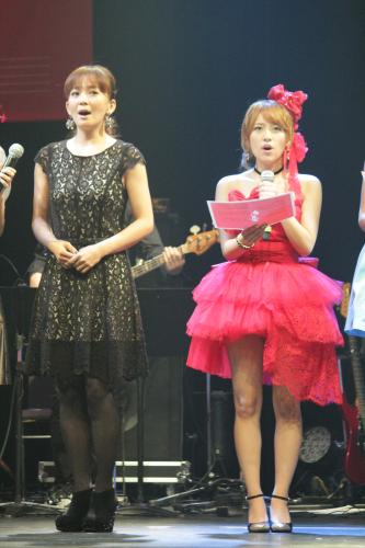 「２０１３　ＬＩＶＥ　ＦＯＲ　ＬＩＦＥ『音楽彩』～本田美奈子メモリアル～」の公演前、アメージング・グレースを歌う華原朋美（左）と高橋みなみ