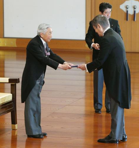 文化勲章の親授式で天皇陛下から勲章を受ける高倉健さん