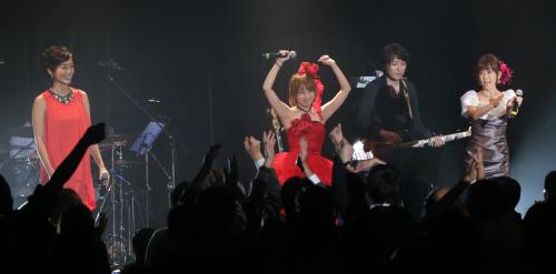 本田美奈子．さんの大ヒット曲「１９８６年のマリリン」を熱唱する（左から）早見優、高橋みなみ、松本伊代