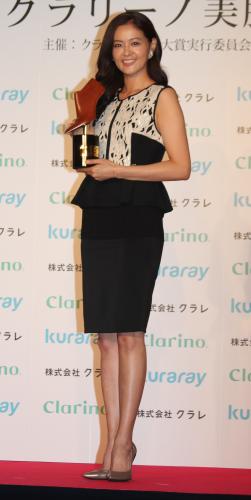 「第１１回クラリーノ美脚大賞２０１３」３０代部門を受賞した黒谷友香