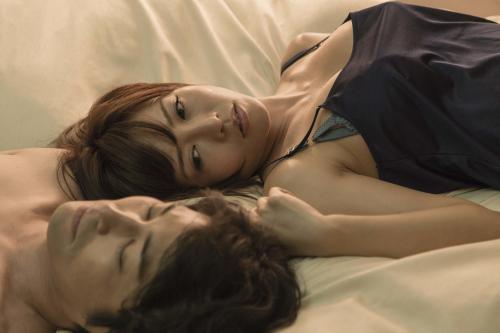 ＧＬＡＹの新曲「ＤＩＡＭＯＮＤ　ＳＫＩＮ」のミュージックビデオでベッドシーンに挑戦した釈由美子（奥）。手前は男役の安田顕