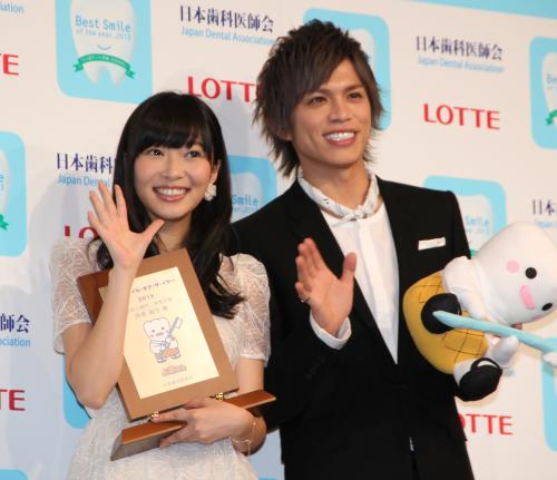 「ベストスマイル・オブ・ザ・イヤー２０１３」授賞式で、著名人賞を受賞した指原莉乃（左）と山本裕典