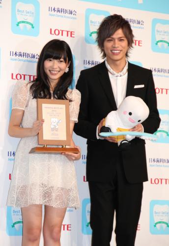 「ベストスマイル・オブ・ザ・イヤー２０１３」授賞式で著名人賞を受賞した指原莉乃（左）と山本裕典