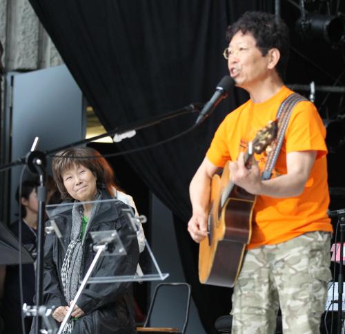 ライブで熱唱する南こうせつを見つめる島倉千代子さん（今年５月１１日）