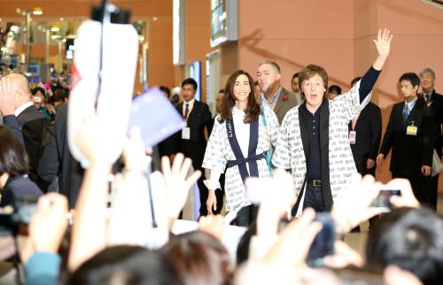 ナンシー夫人とおそろいの法被を身にまとい日本のファンに手を振るポール・マッカートニー