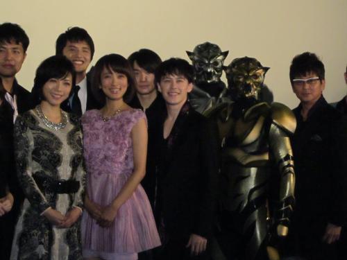 映画「タイガーマスク」の初日舞台あいさつを行った（前列左から）釈由美子、夏菜、ウエンツ瑛士、哀川翔
