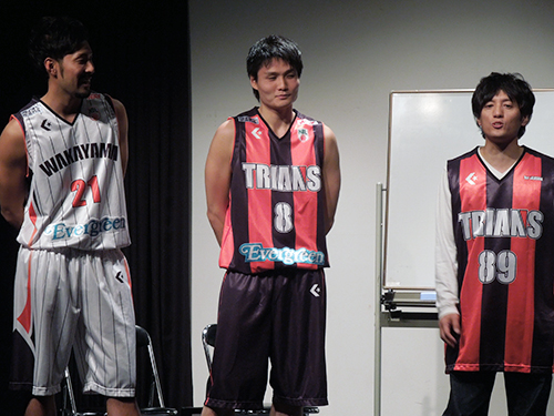 イベント「スポギブソン」でバスケットトークで盛り上がる（左から）和歌山トライアンズの根来新之助、中務敏宏とヤナギブソン