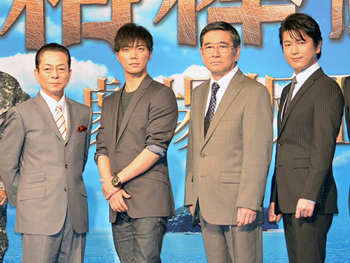 映画「相棒―劇場版３―」製作報告会見に出席した（左から）水谷豊、成宮寛貴、石坂浩二、及川光博