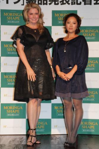 「モリンガシェイプ」製品発表記者会見に出席したカイヤ（左）と美奈子