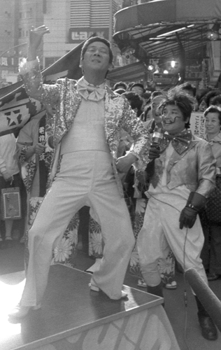 一世を風びした電線音頭を踊る小松政夫（左）とベンジャミン伊東こと伊東四朗＝７７年３月２５日