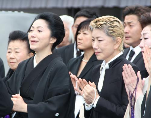 島倉千代子さんの出棺時に流れた「人生いろいろ」を泣きながら口ずさむ石川さゆり（左）と水前寺清子