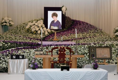 島倉千代子さんの遺影に使った写真で着ている着物の襟合わせをイメージして造られた祭壇。９９年に受章した紫綬褒章の賞状も飾られた