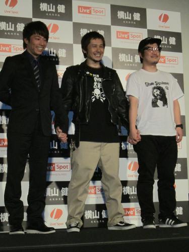 ドキュメンタリー映画「横山健　疾風勁草編」の初日舞台挨拶に登壇した、左から、田村淳、横山健、ＭＩＮＯＲ×Ｕ監督。