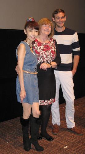 映画「愛しのフリーダ」先行上映会に出席したフリーダ・ケリーさん（中央）とライアン・ホワイト監督。左はゲストの太田光代