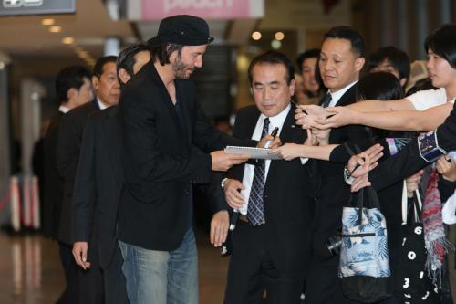 【画像・写真】キアヌ　５年ぶり来日　ファン５００人が出迎え