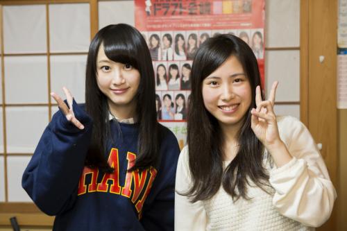 ＡＫＢドラフト指名あいさつ。ＳＫＥ４８チームＥの松井玲奈（左）は兵庫の小石公美子の元を訪ね、笑顔でピースサイン（C）AKS