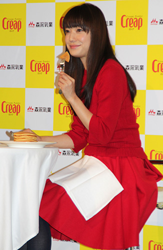 「森永乳業　クリープ」リニューアル記念イベントでクリープを使ったパンケーキを食べる菅野美穂