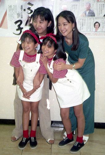 ＮＨＫドラマ「ふたりっ子」の会見を行った（後列左から）岩崎ひろみ、菊池麻衣子（前列左から）三倉佳奈、三倉茉奈。１９９６年９月撮影