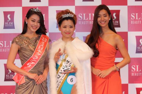（右から）すみれ、グランプリの秋間愛さん、２０１３年度ミス日本グランプリの鈴木恵梨佳さん