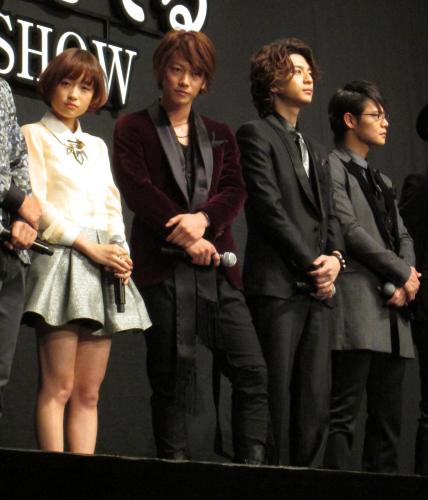 映画「カノジョは嘘を愛しすぎてる」の完成披露試写会に登場した（左から）ヒロインの大原櫻子、佐藤健、三浦翔平ら